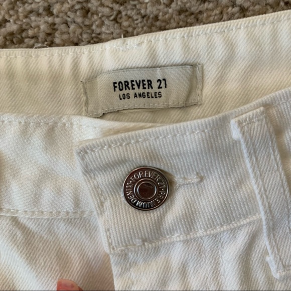 Bermuda Short🤍 - Picture 2 of 4